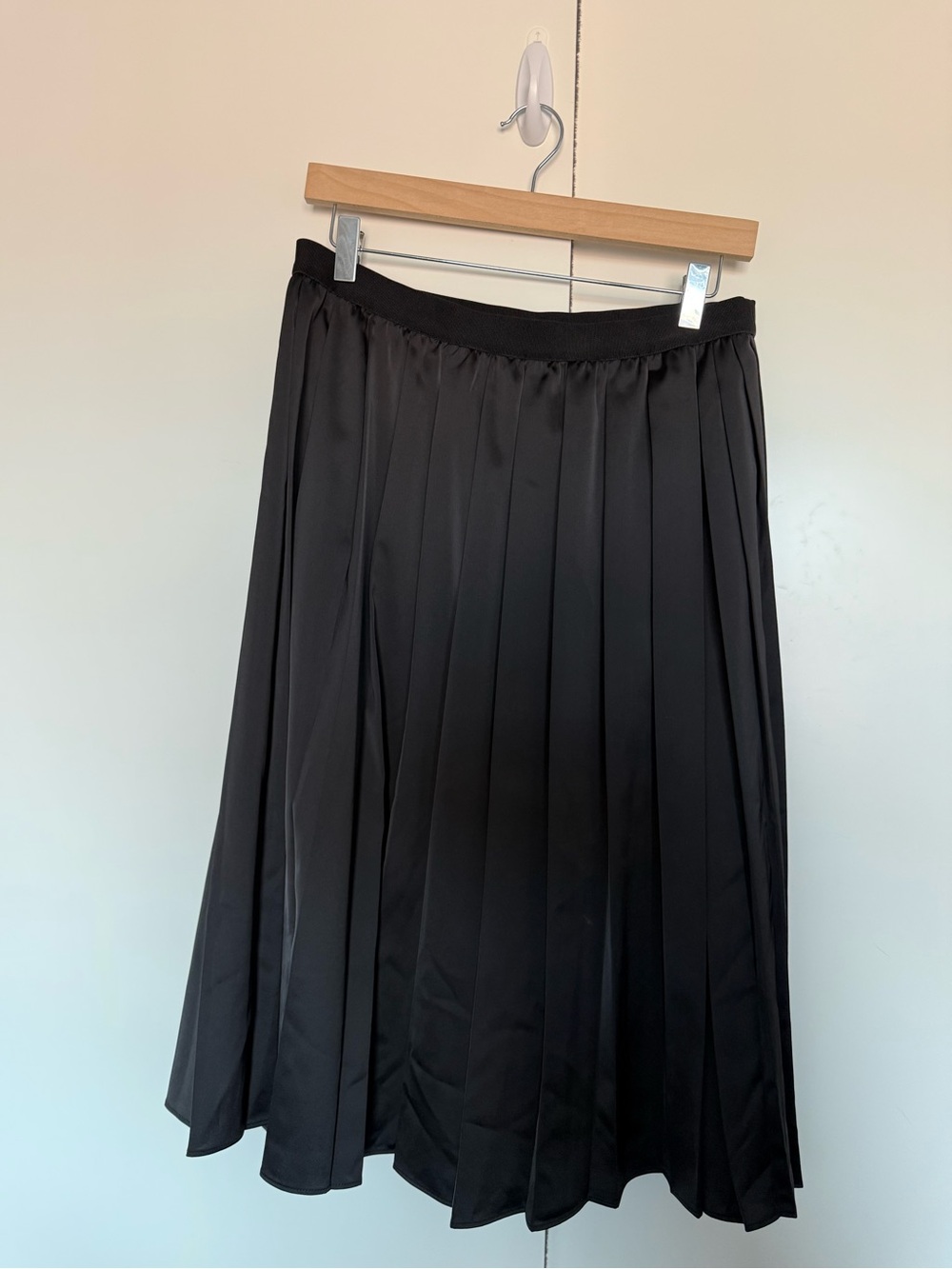Uniqlo Asymmetric Pleated Skirt, Size: L, Color: Black, Worn Once